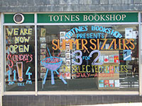 „Summer Sizzlers“ – Schaufenster, Bookshop Totnes, England