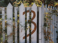 „3 HeathrowPlace“  – Gefunden an ihrem Zaun in Christchurch, New Zealand von Joss Moat.