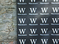 „waterstone’s“ – Türschild, gefunden in Totnes, England