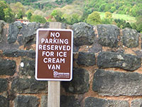 „No Parking - Reserved for ice cream van“ – Gefunden in Derbyshi