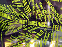 „Merry Christmas! God Jul!“  – Gefunden in einem Schaufenster, Hamburg.
