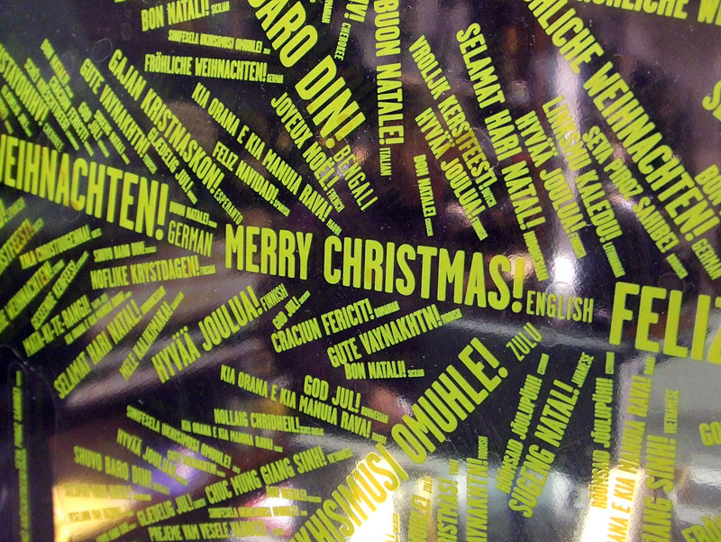 „Merry Christmas! God Jul!“  – Gefunden in einem Schaufenster, Hamburg.