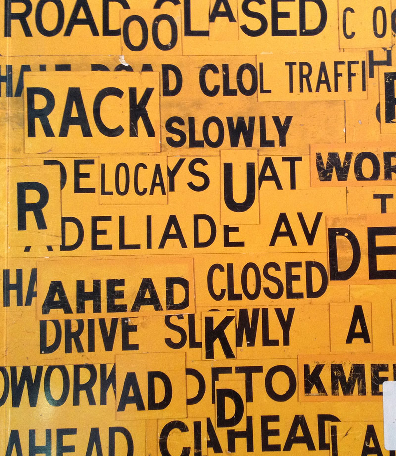 „Streetsigns“ – Collage aus Straßennamenschildern in der City Art Galerie, Wellington, NZ